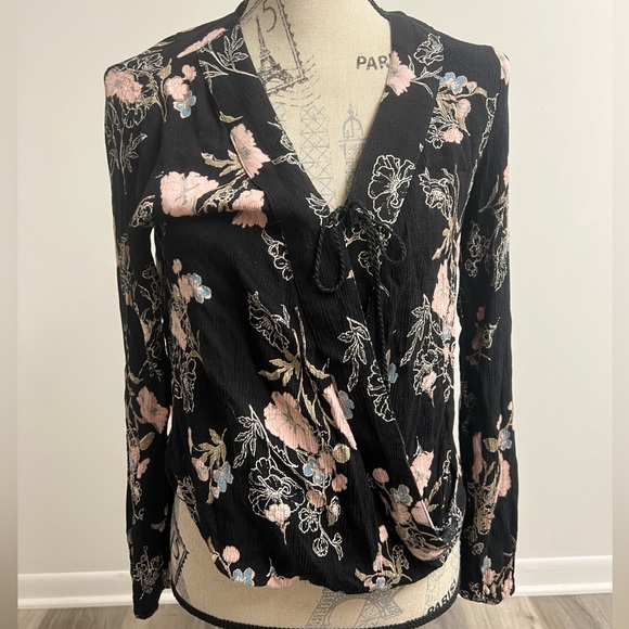 Black Floral Light Weight Blouse! - Picture 3 of 12